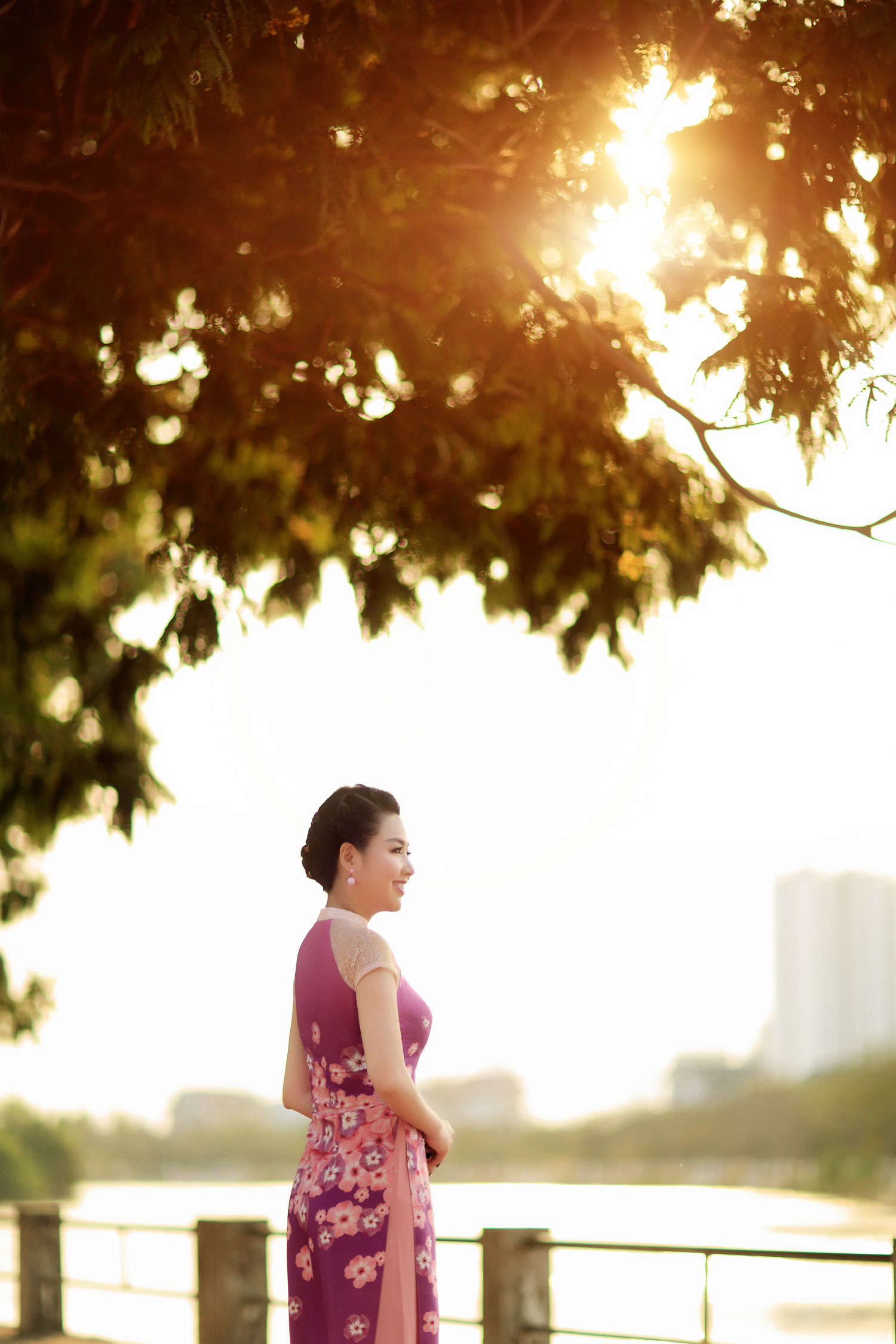 Lê[-]Khánh[-]"đa[-]sắc"[-]trong[-]trang[-]phục[-]áo[-]dài[-]của[-]NTK[-]Việt[-]Hùng